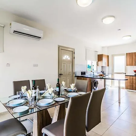 In Sleeps 6 Includes Swimming Pool Air Con And Wifi 6 * Polis