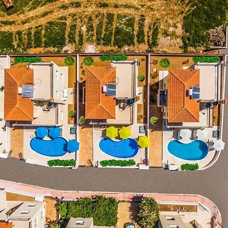 In Sleeps 6 Includes Swimming Pool Air Con And Wifi 6 Polis